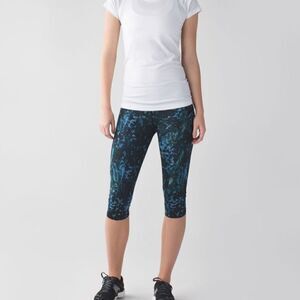 Lululemon Run: Top Speed Crop *Full-On Luxtreme
Floral Backdrop Blue Denim Multi